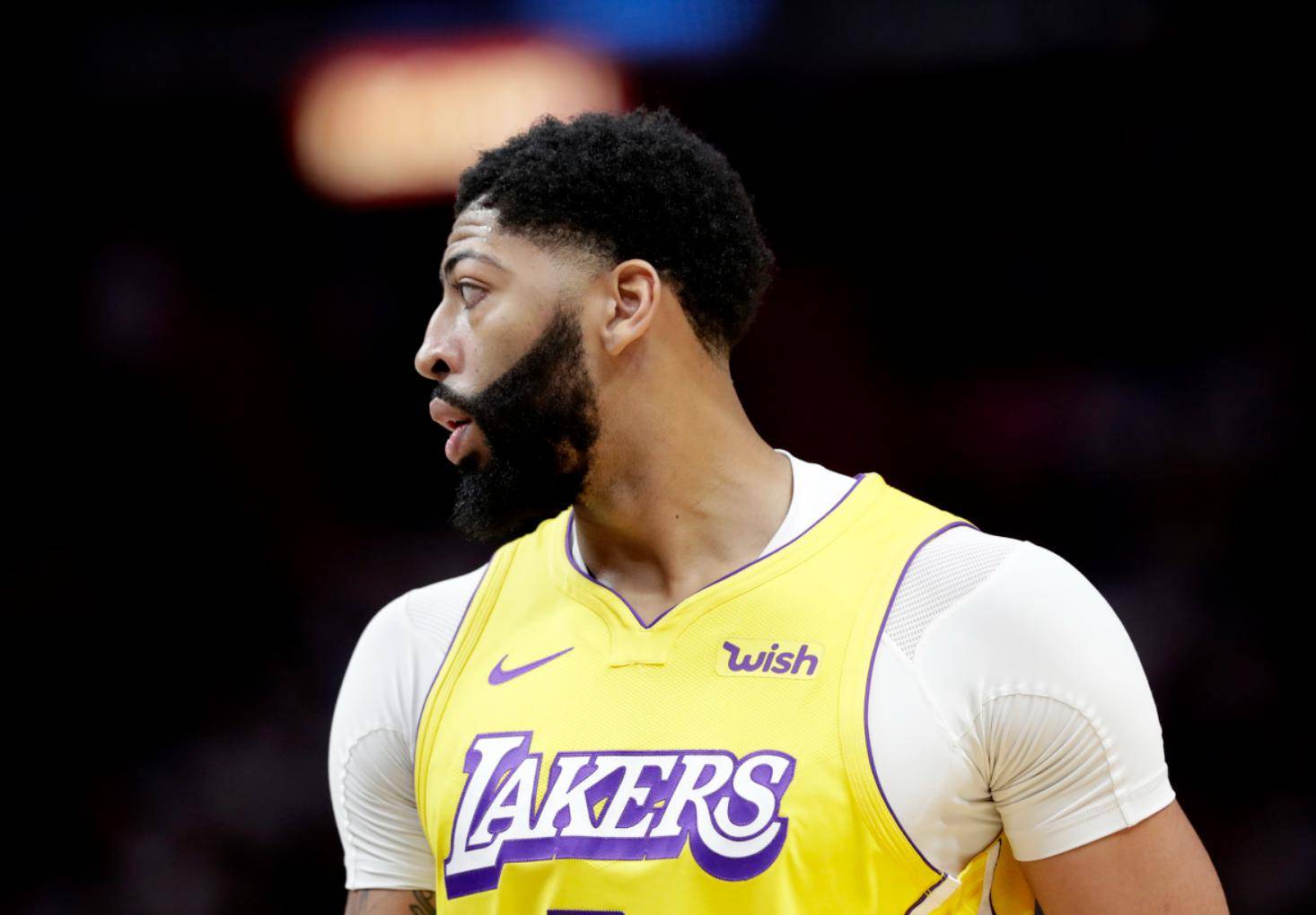 九游游戏盒子下载安装-羽毛球队在比赛中受伤退赛，浓眉主帅表示担忧