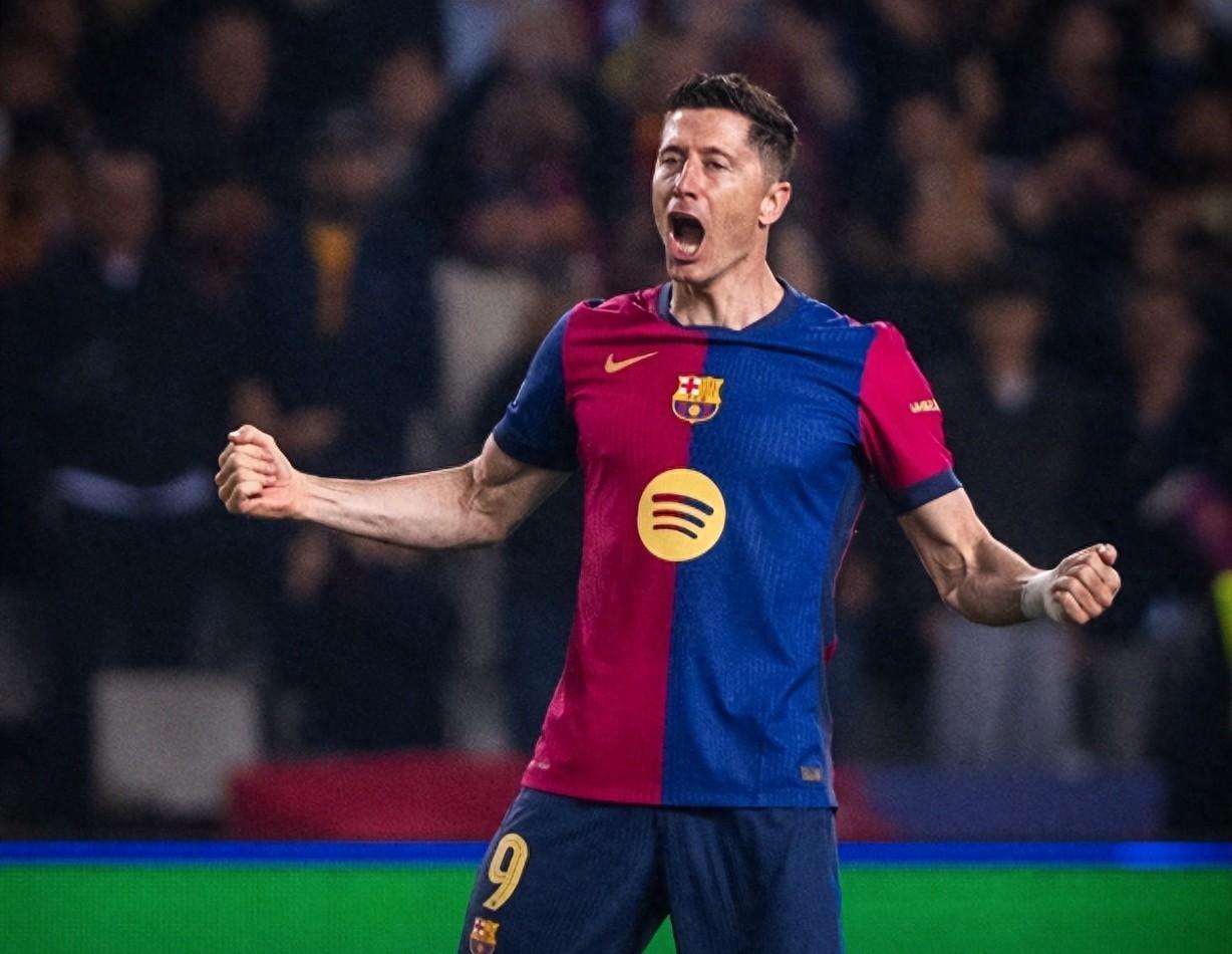 九游游戏盒子下载安装-莱万多夫斯基迎来三赛季出色发挥，切尔西观众热烈欢呼！