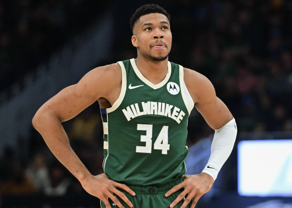 九游游戏盒-字母哥在篮网比赛中败北，战术调整引发热议！的简单介绍